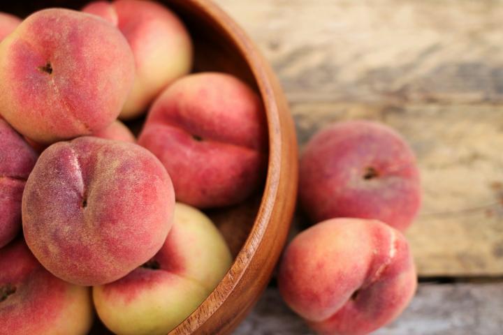 Peaches in bowl